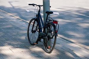 Fahrrad Verkehrsmittel in der Stadt foto