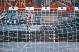 altes Straßenfußballtor, Sportgeräte foto