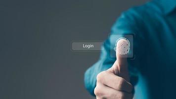 Geschäftsmann-Fingerabdruckscannen und biometrische Authentifizierung, Cybersicherheit und Fingerabdruck-Passwort, Zukunftstechnologie und Kybernetik. foto