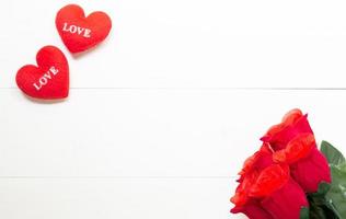 geschenk mit roter rosenblume und herzform auf holztisch, 14. februar des liebestags mit romantischem kopienraum, valentinstag-feiertagskonzept, draufsicht. foto
