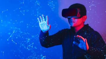 junger Mann mit VR-Brille. Konzept der virtuellen Realität der Metaverse-Technologie. Virtual-Reality-Gerät, Simulation, 3d, ar, vr, Innovation und Technologie der Zukunft in sozialen Medien. foto