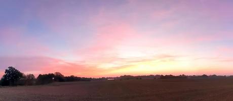 Sonnenuntergang hochauflösendes Panorama einer nordeuropäischen Landschaft. foto