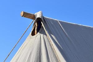 altes wikingerzelt aus holz und stoff vor blauem himmel foto