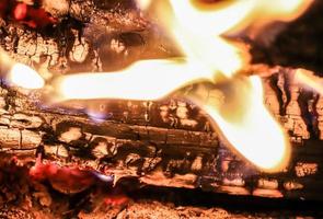 Schönes rotes und orangefarbenes heißes brennendes Feuer in einem Kamin foto