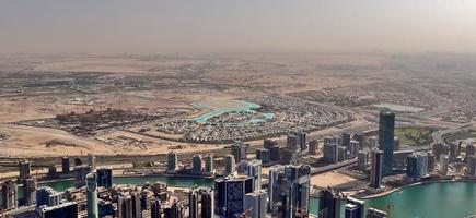 Luftaufnahme über das Stadtzentrum von Dubai an einem sonnigen Tag foto