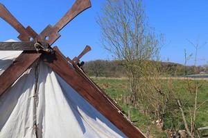 altes wikingerzelt aus holz und stoff vor blauem himmel foto