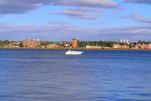 Blick auf die Ostsee im Kieler Hafen mit einigen Booten und Schiffen foto