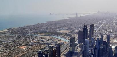 Luftaufnahme über das Stadtzentrum von Dubai an einem sonnigen Tag foto