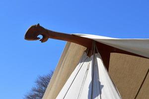 altes wikingerzelt aus holz und stoff vor blauem himmel foto