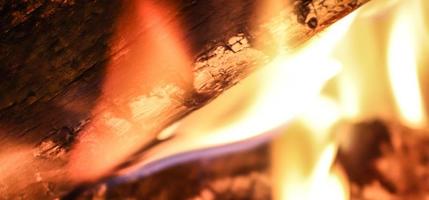 Schönes rotes und orangefarbenes heißes brennendes Feuer in einem Kamin foto