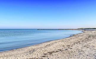 schöne aussicht auf sandstrände an der ostsee an einem sonnigen tag foto