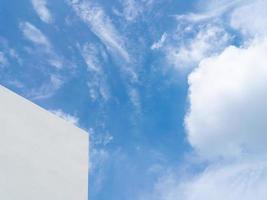 weiße wand blauer himmel. weißer wandkopierraum und blauer himmel im hintergrund foto