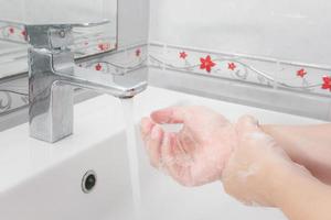 beide hände waschen sich die hände im waschbecken.hygienekonzept. foto