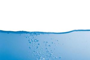 blaue Wasserwellen und Luftblasen auf weißem Hintergrund foto