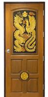 geschnitzte Holztür mit Drachen, Schwänen und goldenen Blumen geschmückt foto