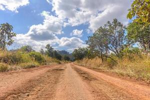 unbefestigte straße im nationalpark thung salaeng luang, thailand foto