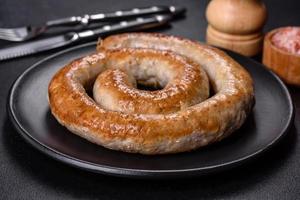 gebackene hausgemachte Wurst mit Gewürzen und Kräutern, Nahaufnahme foto