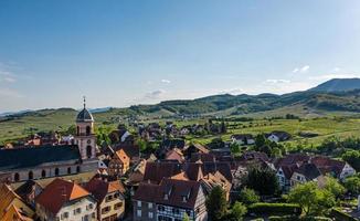 elsässisches dorf st-hippolyte. Top-Luftbild bei Sonnenuntergang. foto