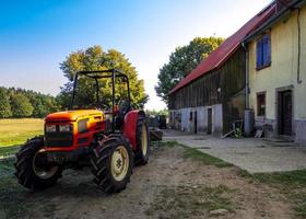 Traktor auf einem alten Bauernhof hoch in den Vogesen. foto