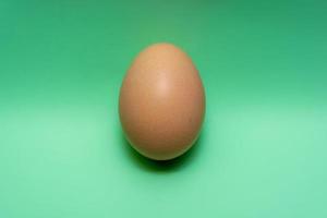 Huhn ein Ei auf grünem Hintergrund. foto