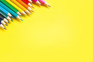 Reihe von bunten Stiften auf gelbem Hintergrund. Exemplar, Rahmen. zurück zur Schule, Künstler, Zeichenunterricht. Briefpapier für Kreativität, zeichnen foto