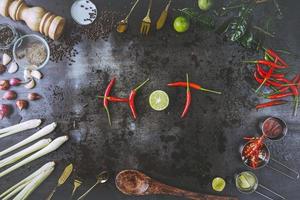 Gewürze zur Verwendung als Kochzutaten auf Holzhintergrund mit frischem Gemüse. gesunde Lebensmittelkräuter. Bio-Gemüse auf dem Tisch. rohstoffe der kochvorbereitung tom yum. foto