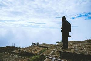 Mann Asiaten reisen im Urlaub entspannen. landschaft auf dem moutain.thailand fotografieren foto