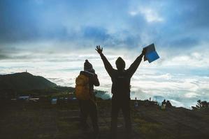 liebhaber frau und männer asiaten reisen entspannen im urlaub. foto