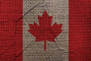 kanadische flagge aus zerknittertem papier foto