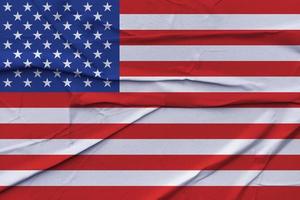 amerikanische flagge aus zerknittertem papier foto