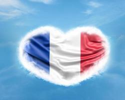 französische Flagge in Herzform am blauen Himmel foto