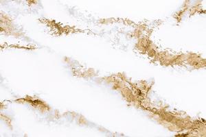 Gold besprühter Marmor auf weißem Hintergrund. 3D-Rendering aus Marmor foto