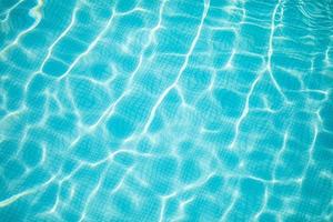 Oberfläche des blauen Swimmingpools, Hintergrund des Wassers im Swimmingpool. sommerspaß, freizeitaktivitäten im freien, sonnige blaue wasseroberfläche
