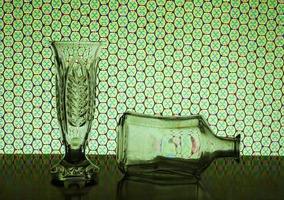 transparente Vase und liegende Flasche foto