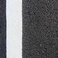 asphaltbeschaffenheitshintergrund mit weißer linie foto
