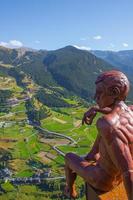 Canillo, Andorra, 2022 - eine Menschenstatue auf der Aussichtsplattform Roc del Quer an einem sonnigen Frühlingstag in Canillo, Andorra foto