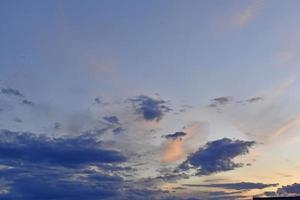 Sonnenuntergang am Abend mit blauen und gelben Wolken foto