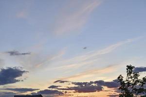 Sonnenuntergang am Abend mit blauen und gelben Wolken foto