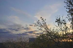 Sonnenuntergang am Abend mit blauen und gelben Wolken foto