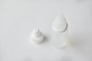 Plastikflasche mit Tropfen für Nase und laufende Nase foto