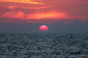Landschaft Sonnenuntergang mit Meereswellen foto