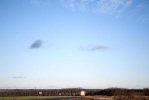 Straße und vorbeifahrender LKW foto