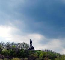 ein Denkmal aus Stein auf dem Berg foto