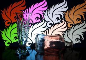 Blumenvase und Flasche aus Glas foto