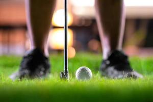 Golfball auf Abschlag im schönen Gras auf dem Golfplatz für Schuss zum Loch in einem im Wettbewerb mit Eisen 7 foto