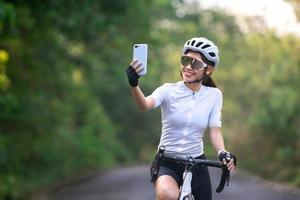 Radfahrerin Radfahren Selfie Frau soziale Gruppe mit Smartphone während der Fahrradfahrt für Bewegung und Entspannung auf dem Berg für ein gesundes Leben auf der Straße oder Straße foto