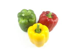 drei Paprika rot gelb und grün frisch lecker isoliert auf weißem Hintergrund
