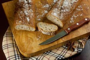 verschiedene Arten von frischem Brot auf Holztisch foto