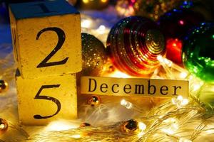 weihnachtstag thema mit dekorieren und tanne festive.wood cube block kalender vorhanden datum 25 und monat dezember.feier weihnachten und x'mas konzept. foto