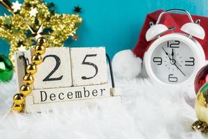 weihnachtstag thema dekoration mit hut santa und weiß retro clock.wood cube block kalender vorhanden datum 26 und monat dezember.kopierraum für text.celebration weihnachten und x'mas konzept. foto